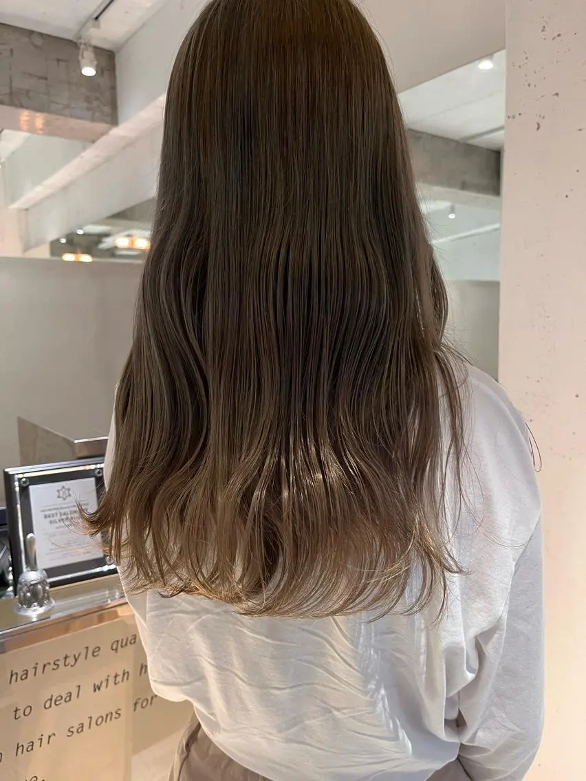 ロング カラー ベージュカラー ハイトーンカラー ミルクティーベージュ ヘアカラー トリートメント ヘッドスパ ヘアセット カジュアルを女っぽく 𝗮𝘆𝗮𝗰𝗼のヘアスタイル