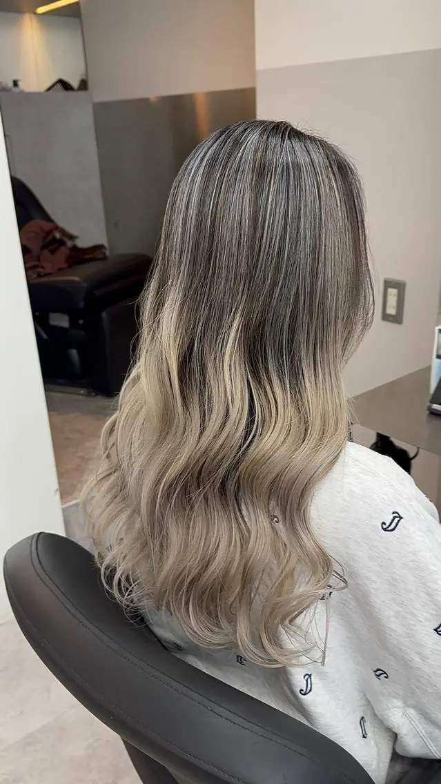 ロング カラー ヘアアレンジ バレイヤージュ ブリーチ レイヤーカット カット ヘアカラー トリートメント ✨錦糸町ブリーチ/ ホワイトカラー皇気✨のヘアスタイル