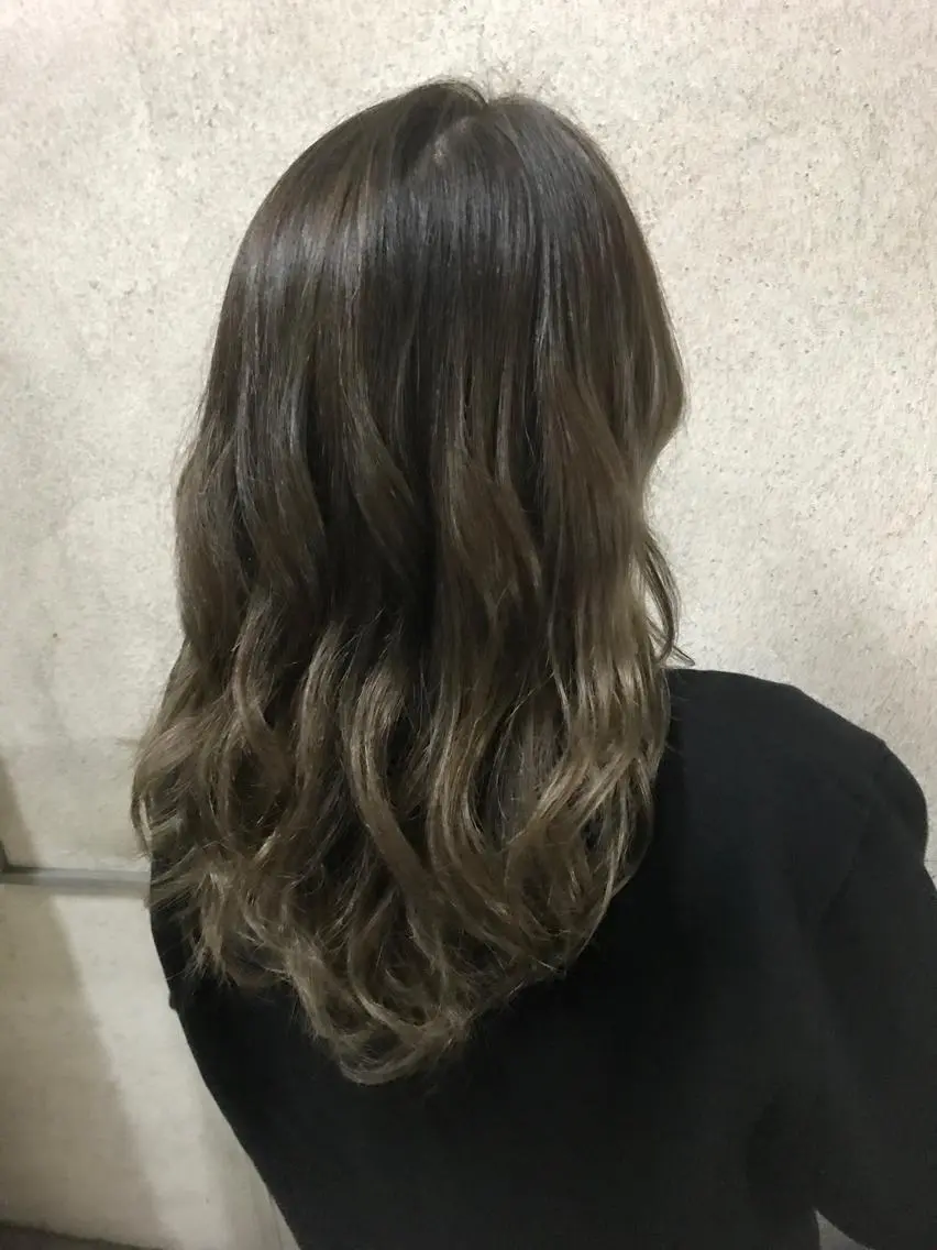 セミロング カラー グラデーションカラー ハイライトカラー ハイライト 小栗 麻衣のヘアスタイル