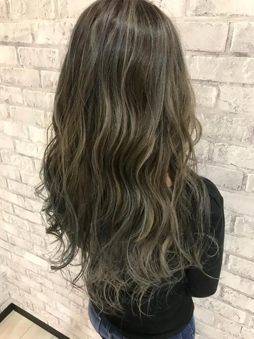 ロング カラー 透明感カラー ハイライトカラー ハイライト Oopsレイヤー 加藤澄都のヘアスタイル