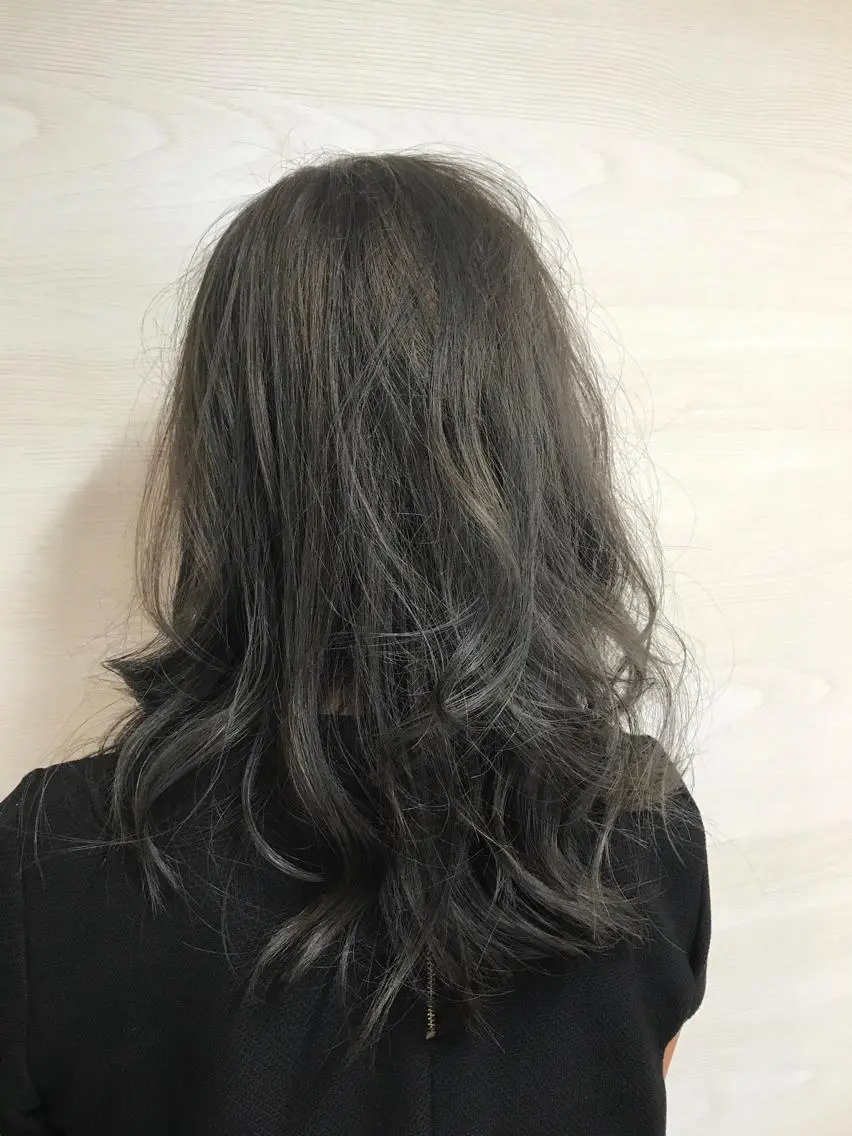 セミロング カラー グレージュ 松本 俊樹のヘアスタイル