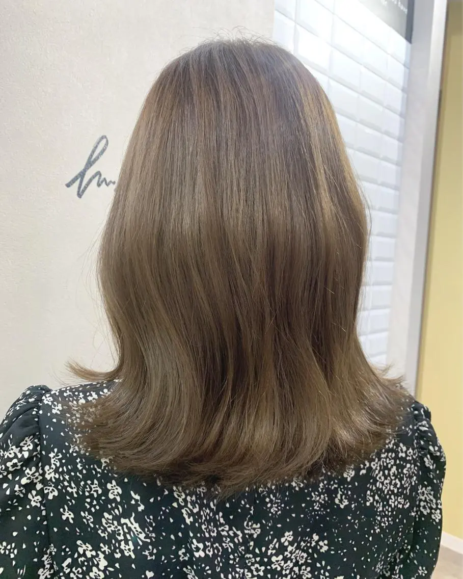 セミロング カラー アッシュ ベージュカラー ブリーチ ブリーチなしカラー hubhair レイヤー/透明感のヘアスタイル