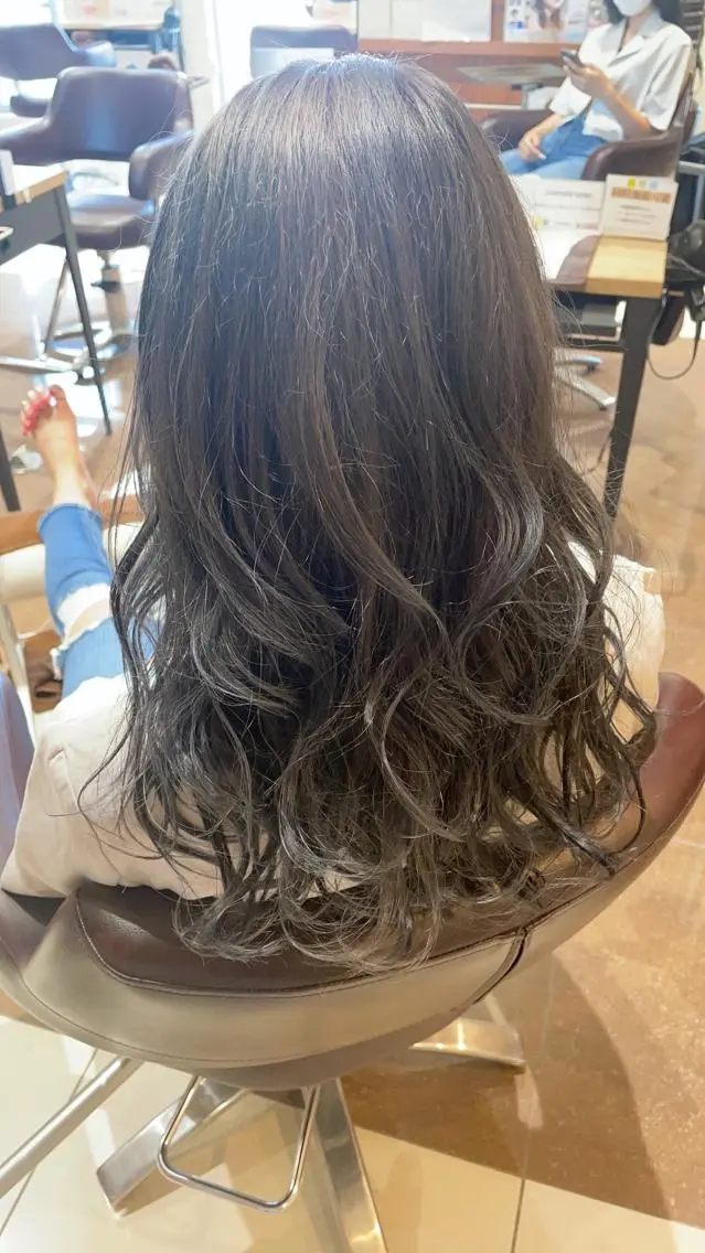 ロング カラー グレージュ 松本 唯のヘアスタイル