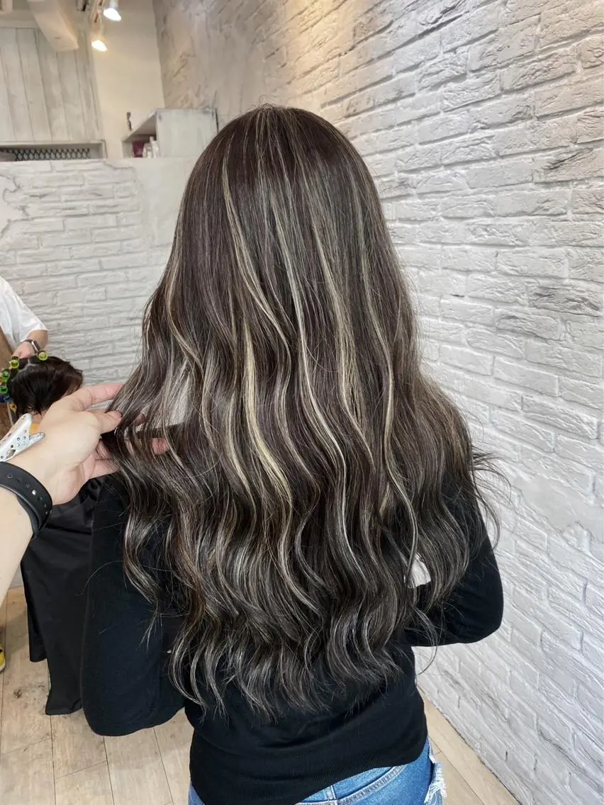ロング カラー ダークグレー ダークグレージュ グレージュ ハイライトカラー ハイライト ヘアカラー トリートメント 指名数No.1 /NAOYAのヘアスタイル