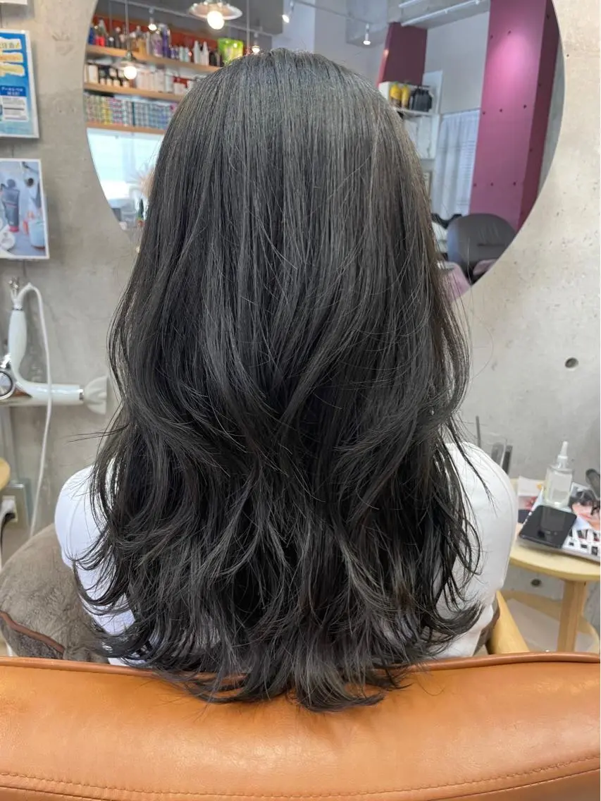 セミロング カラー セミロングパーマ 透明感カラー ハイライトカラー ハイトーンカラー インナーカラー 東 史夏のヘアスタイル