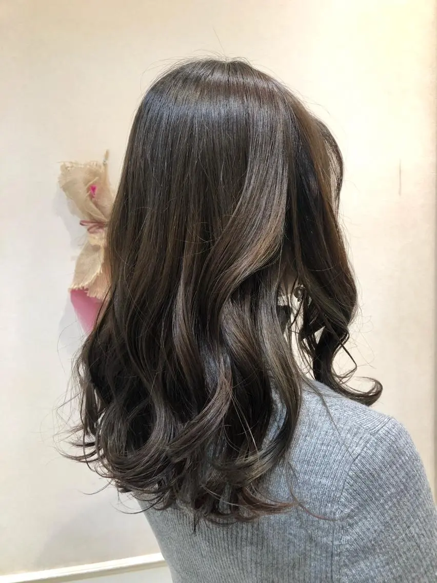 セミロング カラー ツヤ髪カラー💎 佐藤あきのヘアスタイル