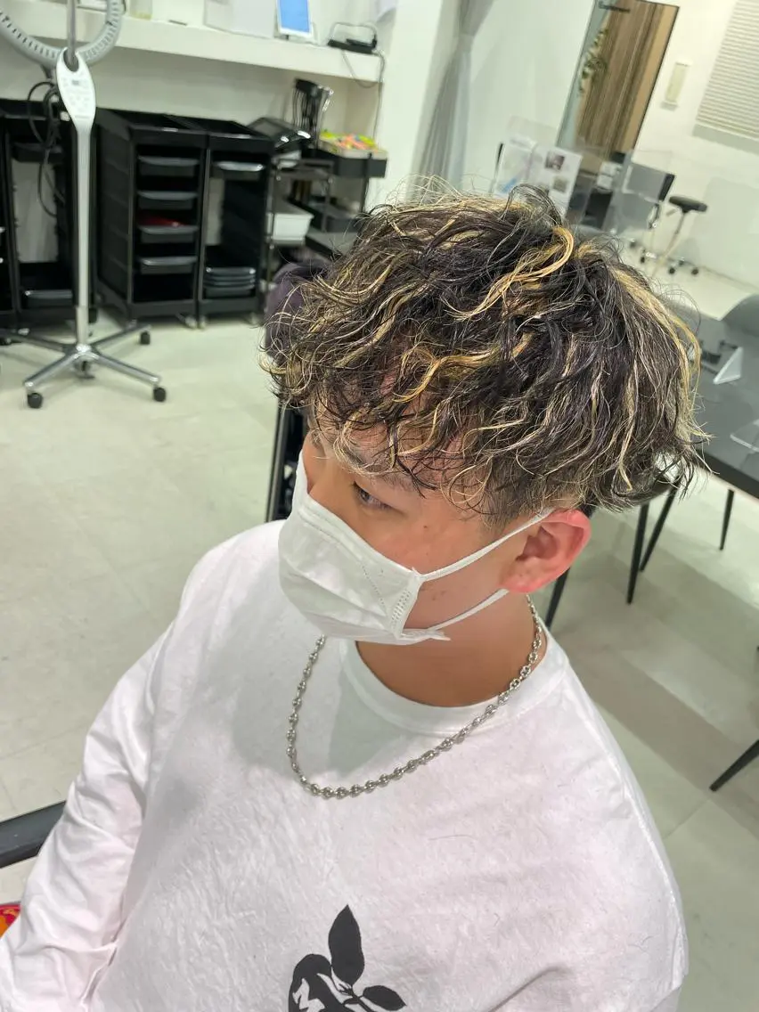 カラー パーマ メンズ メンズハイライト メンズパーマ ハイライトカラー 🐺ウルフ/レイヤー カット/高嶋湧大のヘアスタイル