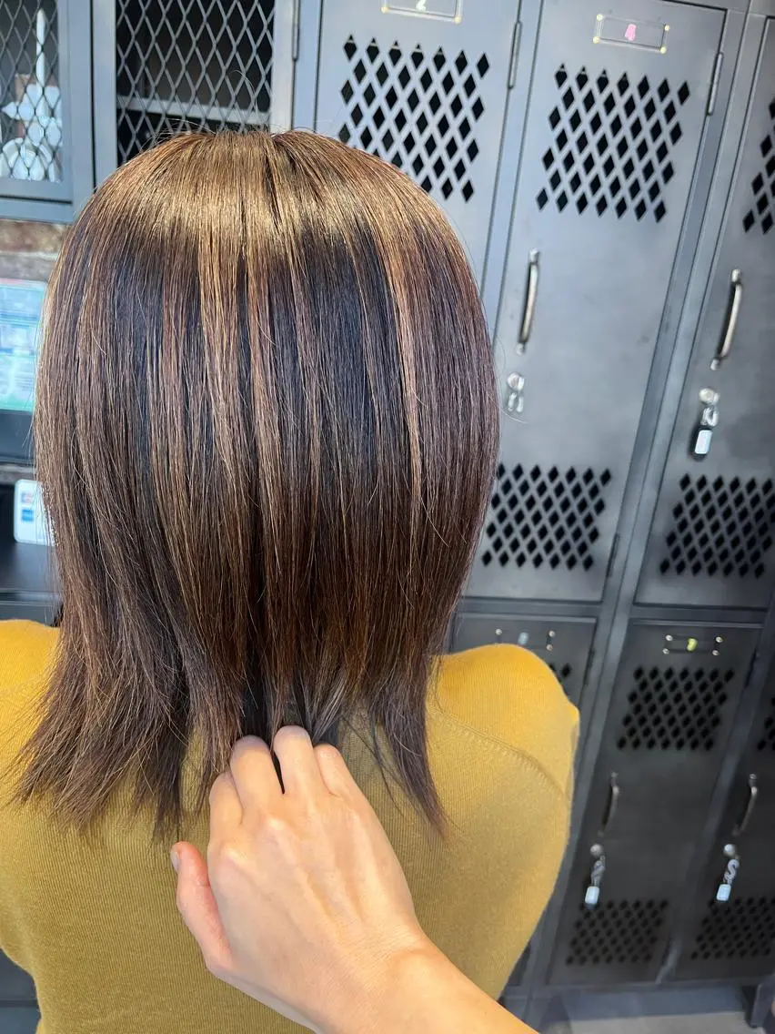 ミディアム カラー パーマ ヘアアレンジ メンズ キッズ ネイル マツエク・マツパ アイブロウ ミディアムパーマ メンズハイライト メンズパーマ ブラウンカラー ケアカラー 久木原 ゆりのヘアスタイル