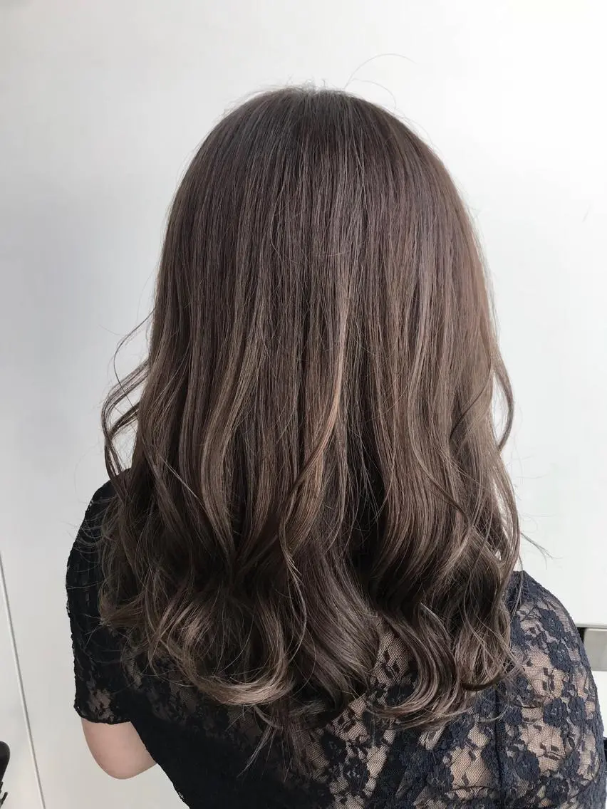 セミロング カラー グレージュ ハイライトカラー ハイライト 中塚 義人のヘアスタイル