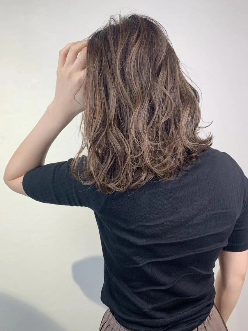 ミディアム ボブ 斜めバング 外国人風カラー 伸ばしかけ ハイライト ＿WHITE鳳店 アンダーバーホワイトのヘアスタイル