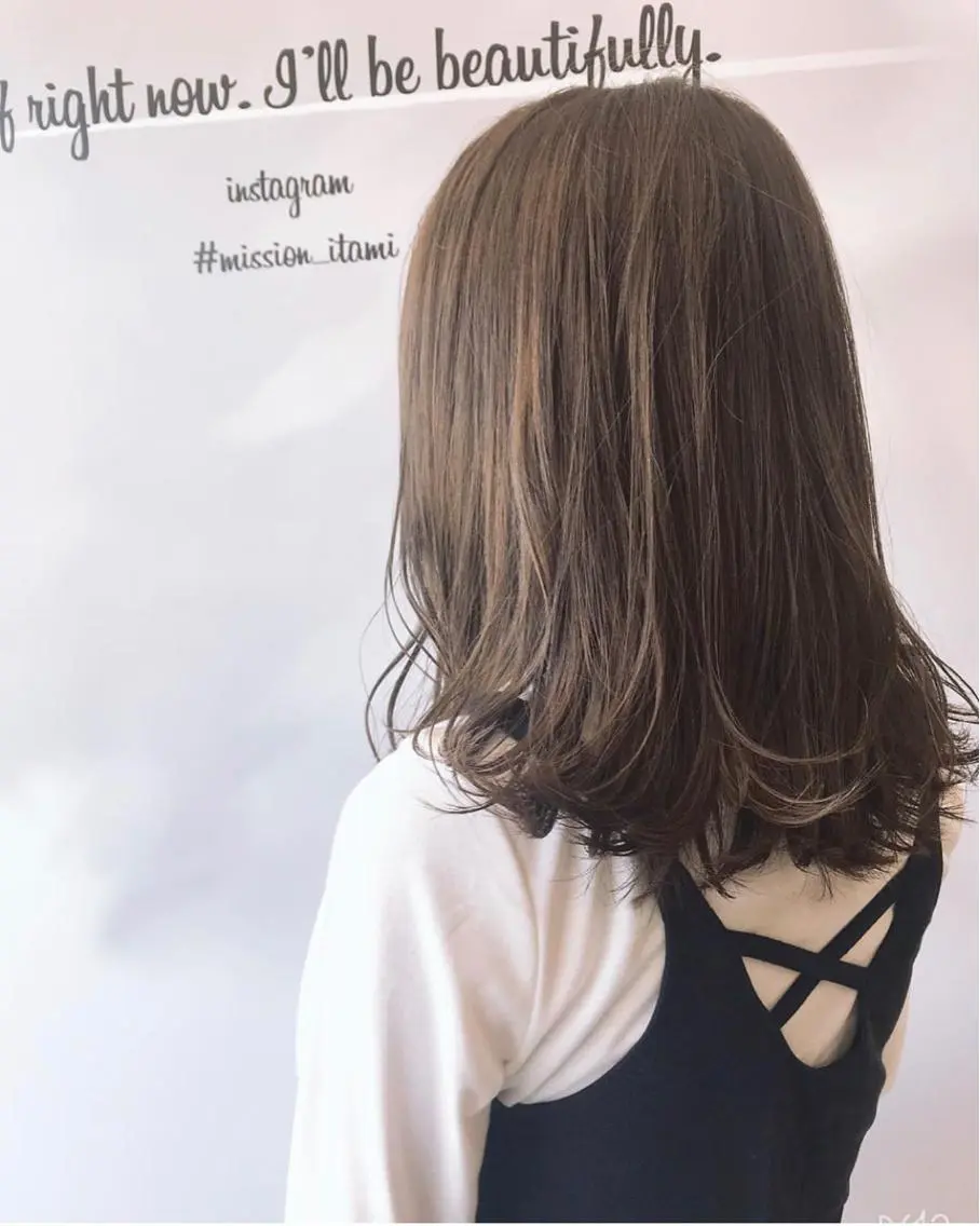 セミロング カラー ヘアアレンジ アッシュ ベージュカラー 福壽 優奈のヘアスタイル
