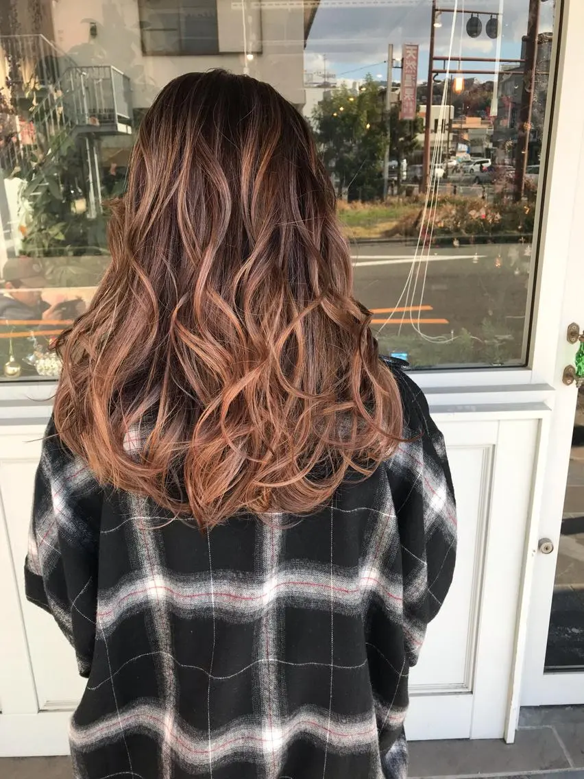 セミロング カラー ヘアアレンジ お団子ヘア 切りっぱなしボブ バレイヤージュ ブリーチ デザインカラー Mariana/ 鶴原-ハイライトのヘアスタイル