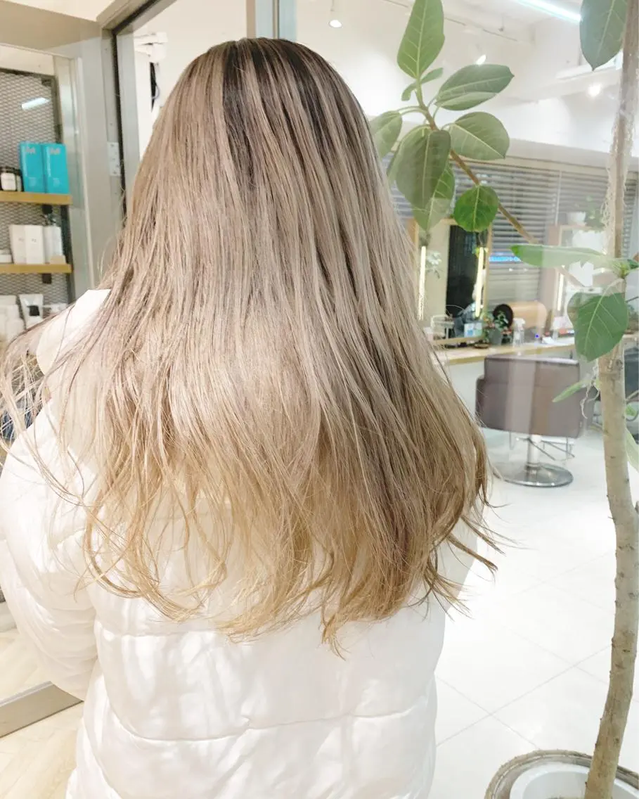 ロング カラー ヘアアレンジ バレイヤージュ ベージュカラー ブリーチ ミルクティーベージュ レイヤーカット 🌿ショート🌿 パーマ🌿淳平のヘアスタイル