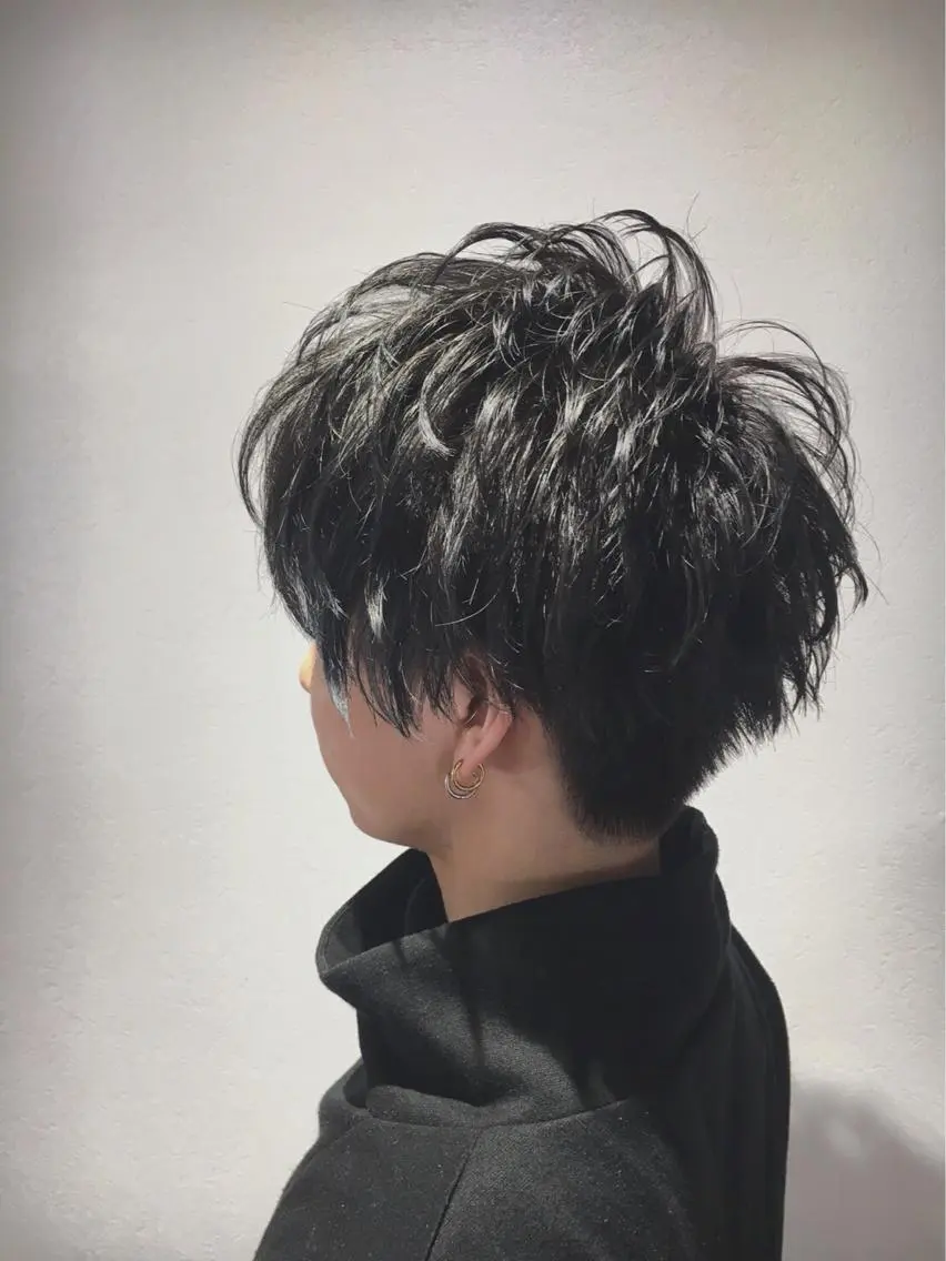 ショート カラー メンズ 黒髪 ブルーカラー ブルーブラック 【骨格診断カット】 .のヘアスタイル