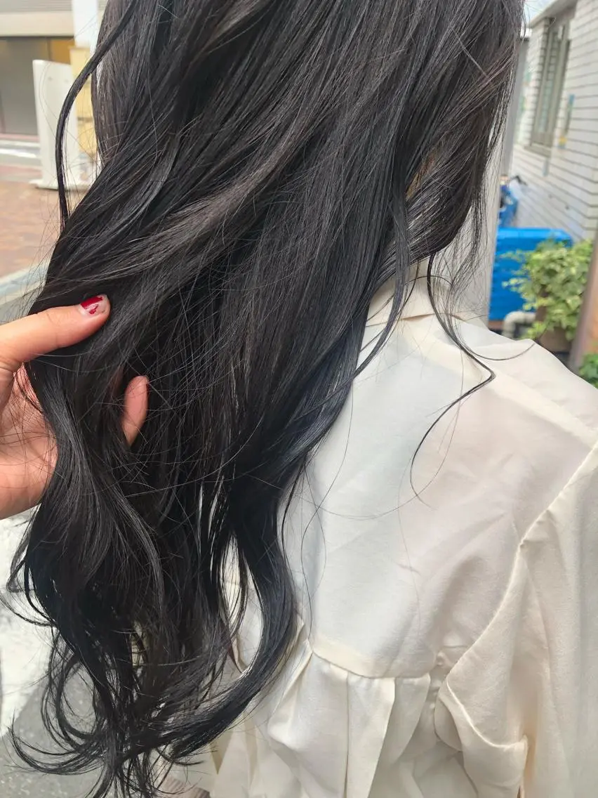 ロング カラー 黒髪 ブルーカラー ブルーブラック ，comma momoka🪄のヘアスタイル