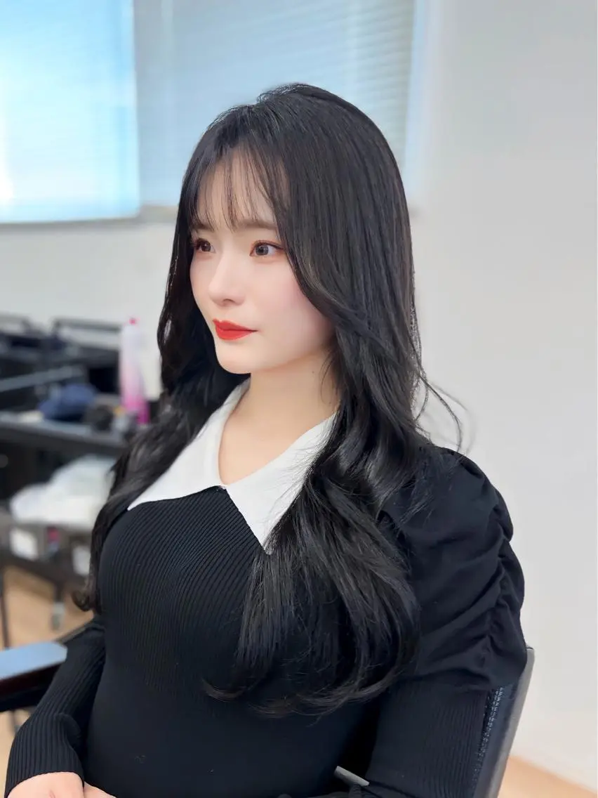 セミロング カラー パーマ ヘアアレンジ キッズ ネイル マツエク・マツパ アイブロウ 黒髪 ブルーカラー ブルーブラック インナーカラー 眉カラー カット ヘアカラー トリートメント 渋谷レイヤーカット❌ 縮毛矯正専門/武田涼のヘアスタイル