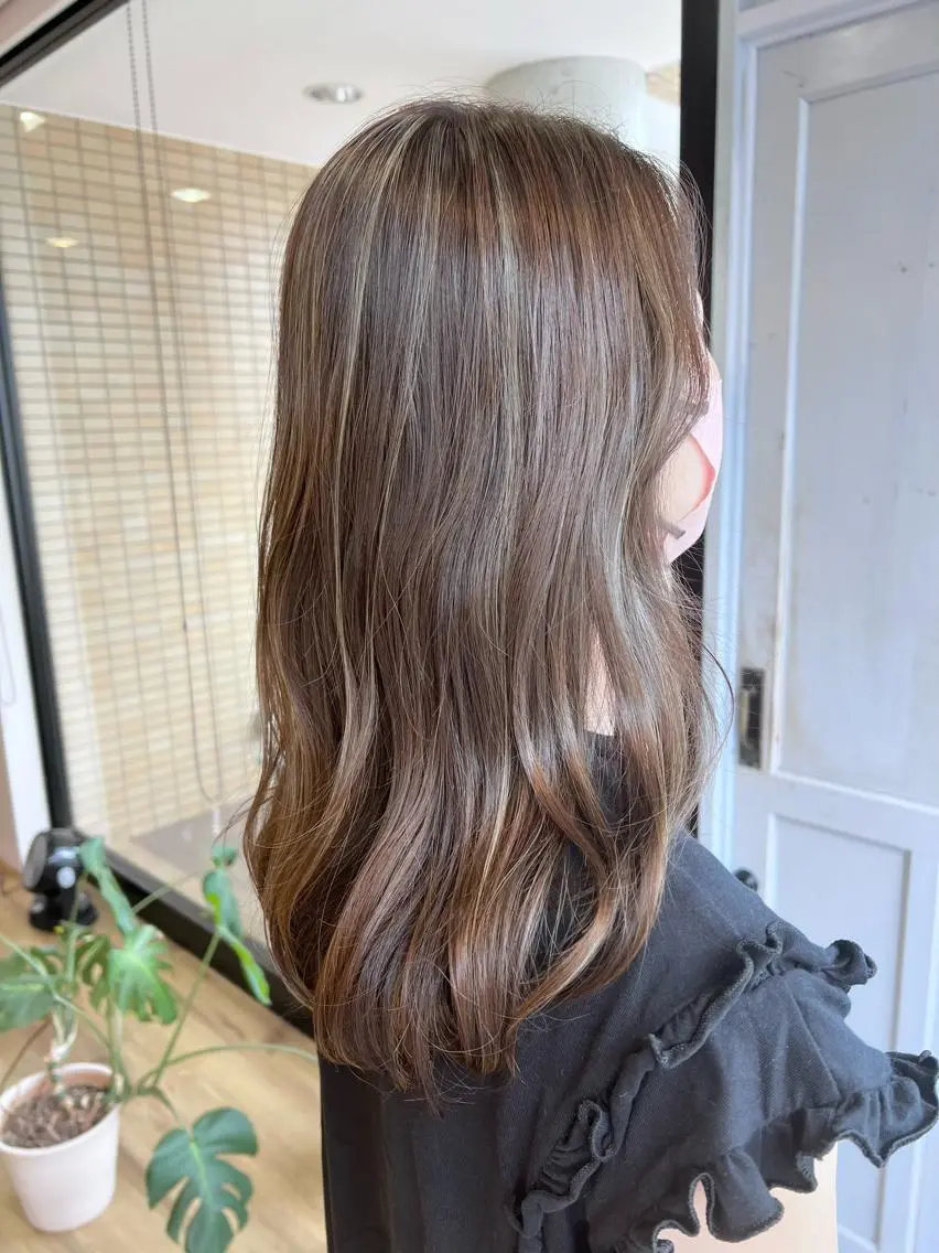 ロング カラー アッシュ ベージュカラー ハイライトカラー ハイライト ヘアカラー トリートメント ツキダテ ユイのヘアスタイル