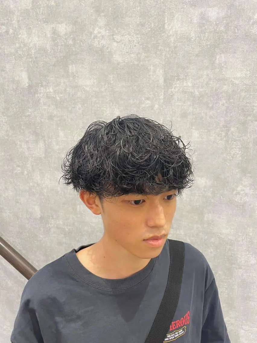 ショート パーマ メンズ 波巻きパーマ 港南台短髪特化 フェザーパーマのヘアスタイル