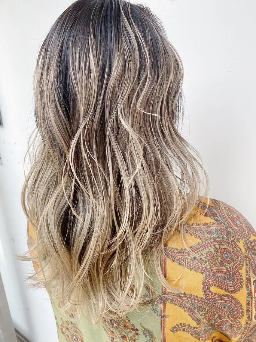 セミロング カラー ヘアアレンジ ハイライトカラー ハイトーンカラー イルミナカラー インナーカラー ハイライト ヘアカラー ✨ハイクオリティ✨ 山本香也のヘアスタイル
