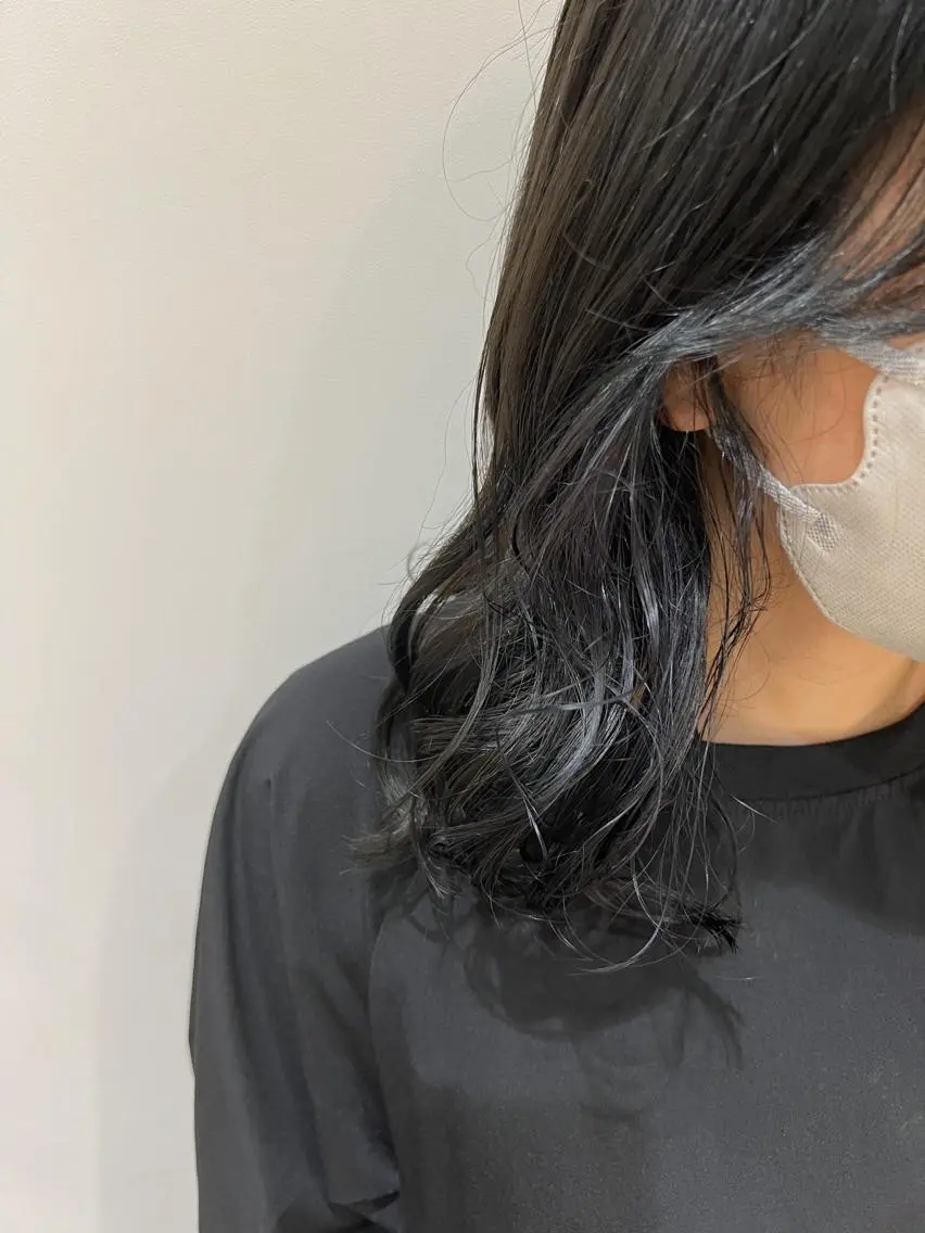 ミディアム カラー ヘアアレンジ ブリーチ ブルーカラー ブルーラベンダー ラベンダーカラー 暗髪カラー🫐パーマ おくだりんかのヘアスタイル
