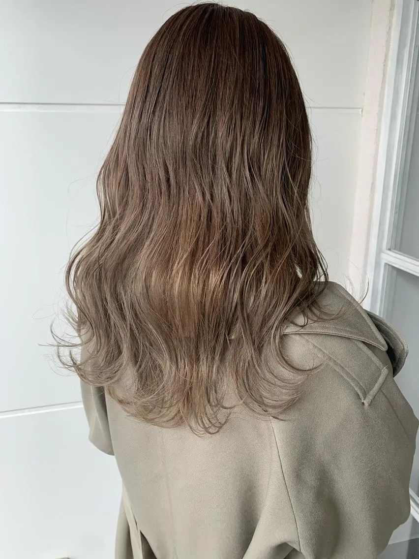 ロング カラー ヘアアレンジ アッシュ ベージュカラー ブリーチ ケアブリーチ グラデーションカラー たかいわ みきのヘアスタイル