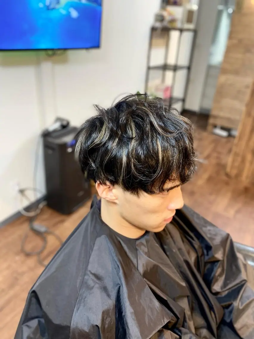 ミディアム カラー メンズ メンズハイライト マッシュ ハイライトカラー ハイライト カット ヘアカラー トリートメント Luzir⭐︎ GEN⭐︎のヘアスタイル