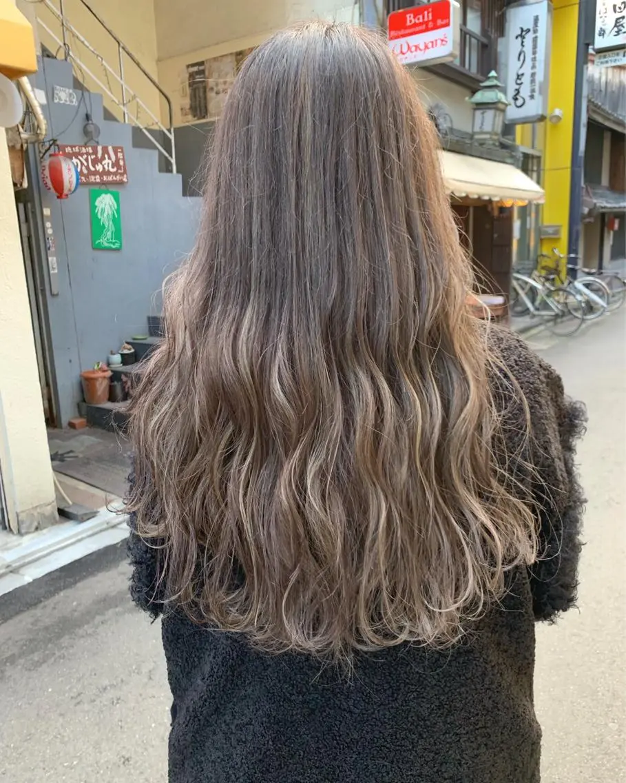 ミディアム カラー ヘアカラー トリートメント レイヤーカット 西村あきやのヘアスタイル