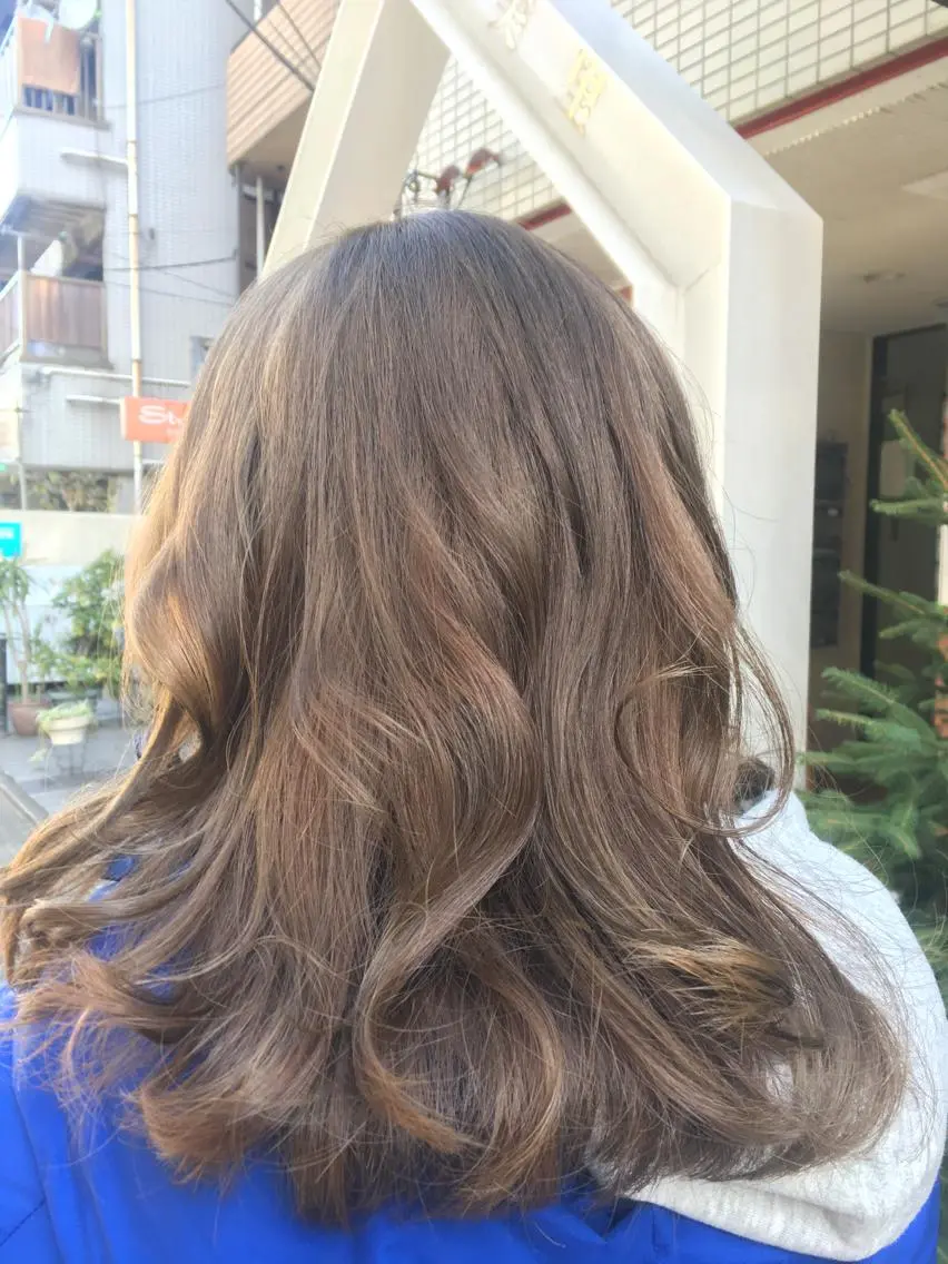 ミディアム カラー ダブルカラー イルミナカラー yoshimi .のヘアスタイル