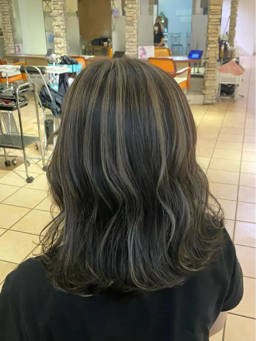 ショート ハイライト 西岡 あつみ/ 堀江美容室のヘアスタイル