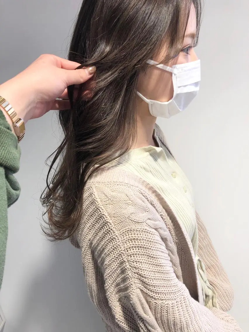 ミディアム カラー グレージュ ハイライトカラー 顔周りカット ハイライト トリートメント 岩田 萌那のヘアスタイル