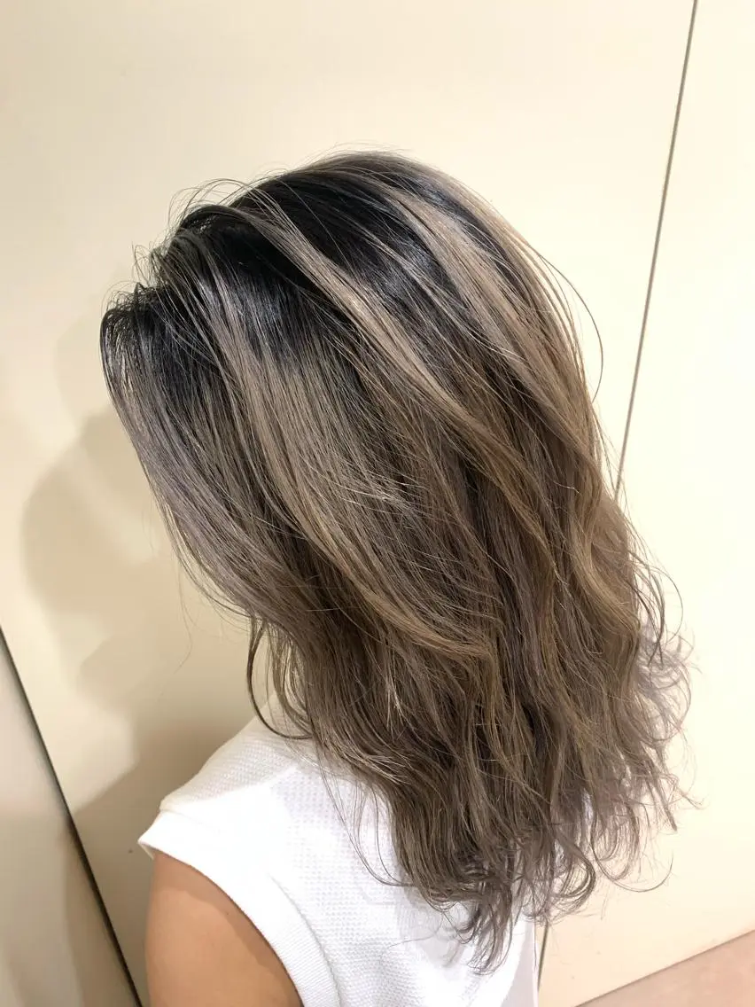 セミロング レイヤーカット ハイトーン得意😍 Lumiereのヘアスタイル