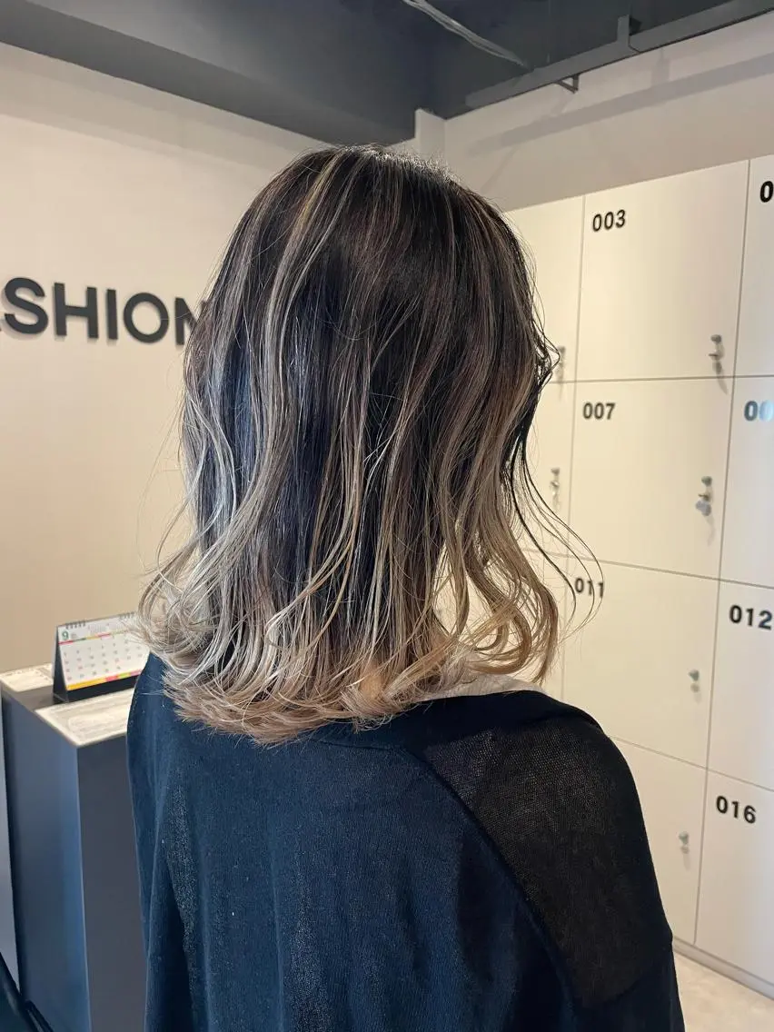 ミディアム カラー バレイヤージュ レイヤーカット ブリーチ👩‍🦳/ ‪✂︎MANAMIのヘアスタイル