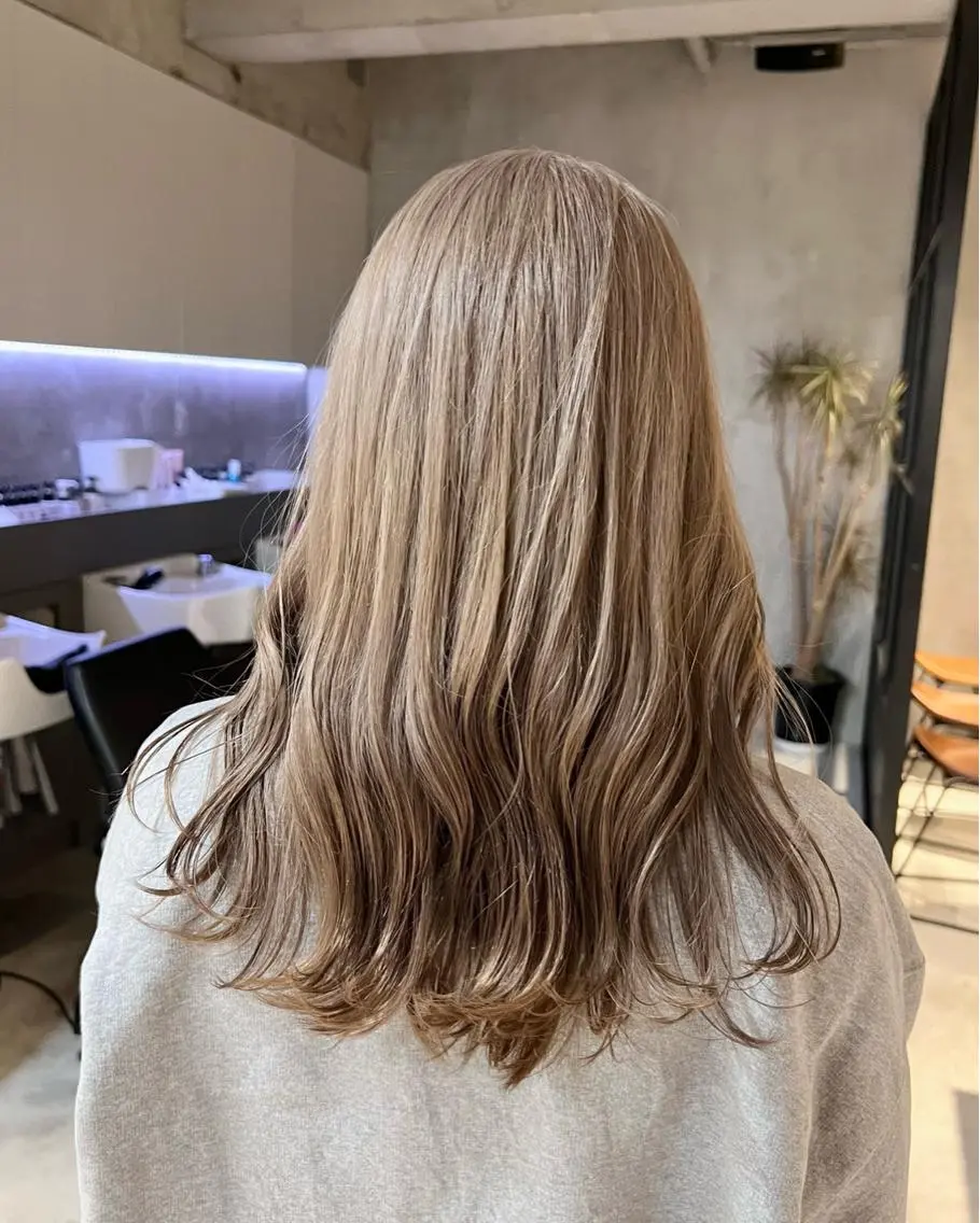 セミロング カラー ヘアアレンジ ベージュカラー ブリーチ 透明感カラー ハイトーンカラー ハイトーンベージュ ショートヘア原宿 fifth コシのヘアスタイル