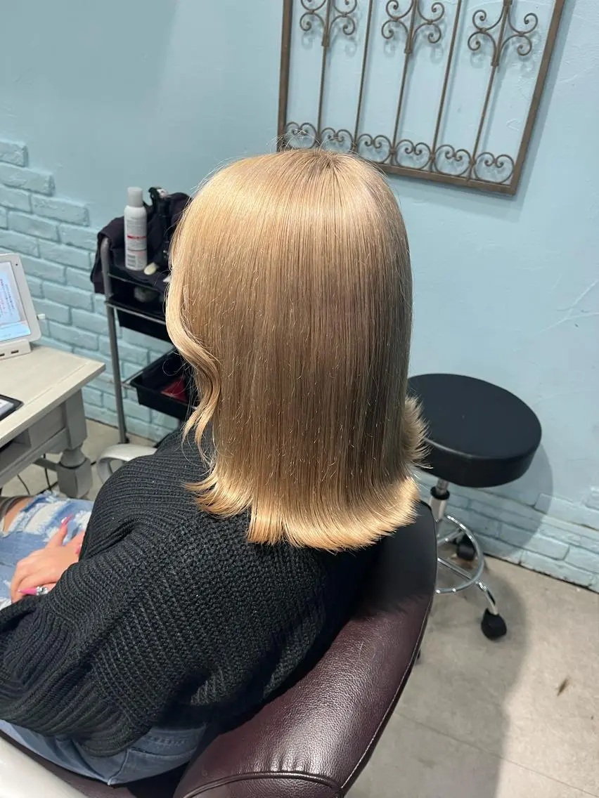 セミロング カラー ヘアアレンジ カット ヘアカラー トリートメント ヘアセット 🩶【推しハイトーン 】yuzu🩶のヘアスタイル