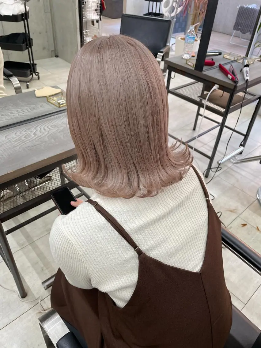 カラー グレージュ ミルクティーグレージュ 艶髪／ハイトーン ブリーチ／髪質改善のヘアスタイル