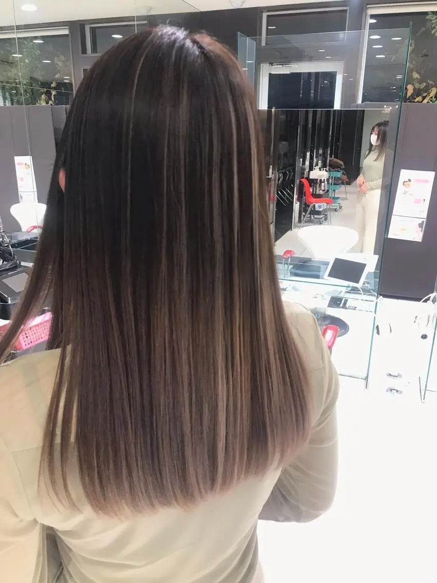 セミロング ハイライト レイヤーカット ヘアカラー トリートメント 下條 真のヘアスタイル
