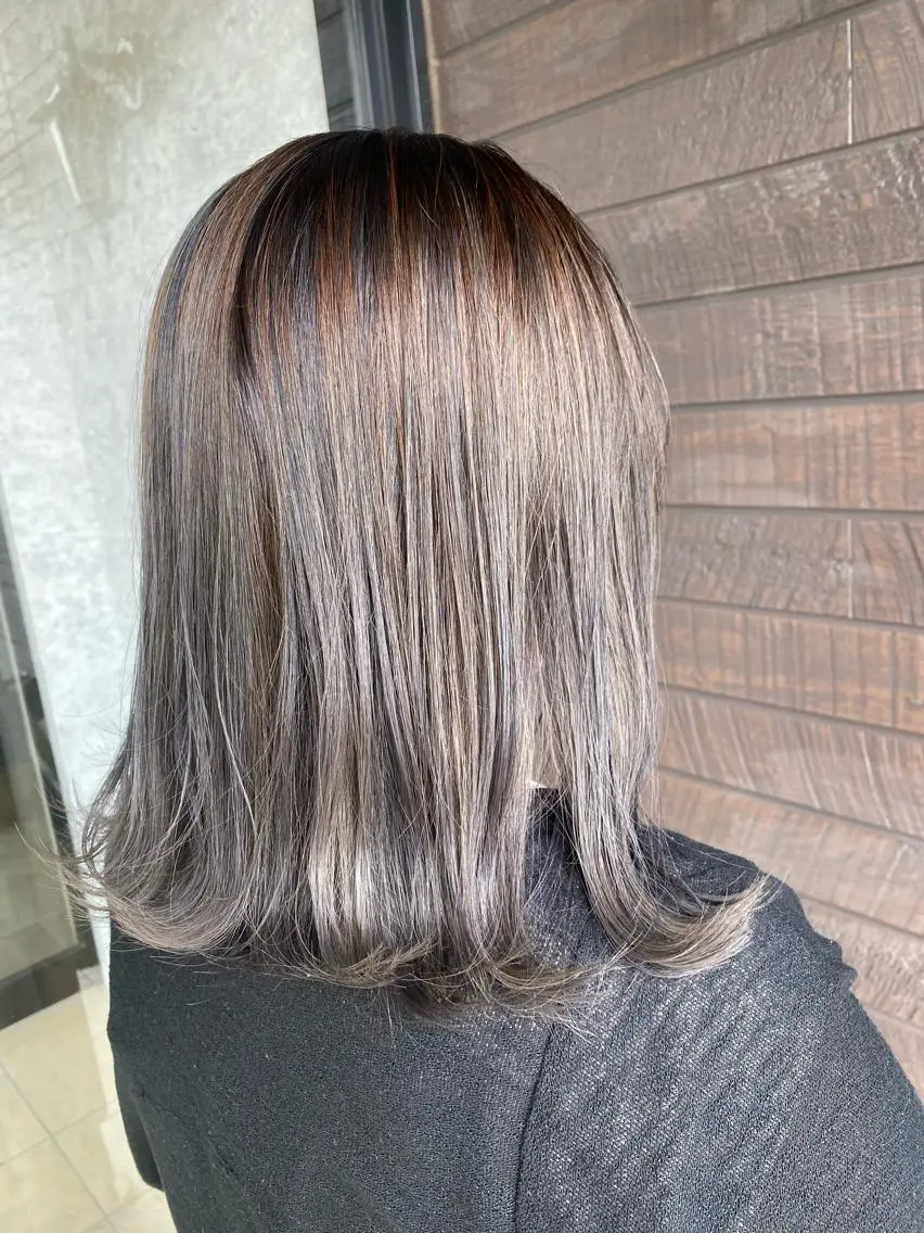 ミディアム カラー ブリーチ シルバー ヘアカラー トリートメント earth尾形美穂 🫧髪質改善縮毛🫧のヘアスタイル