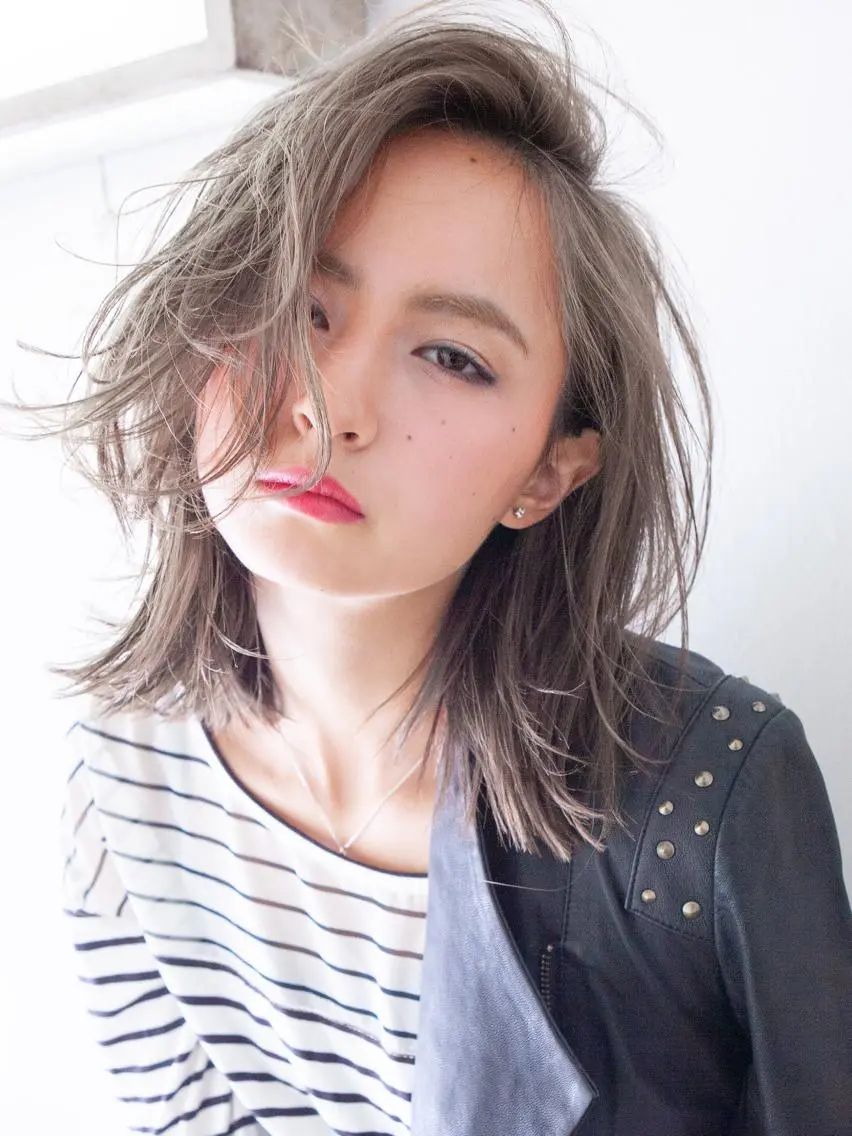 ミディアム カラー アッシュ ブリーチ グレージュ 外ハネヘア カット ヘアカラー トリートメント Livingu youのヘアスタイル