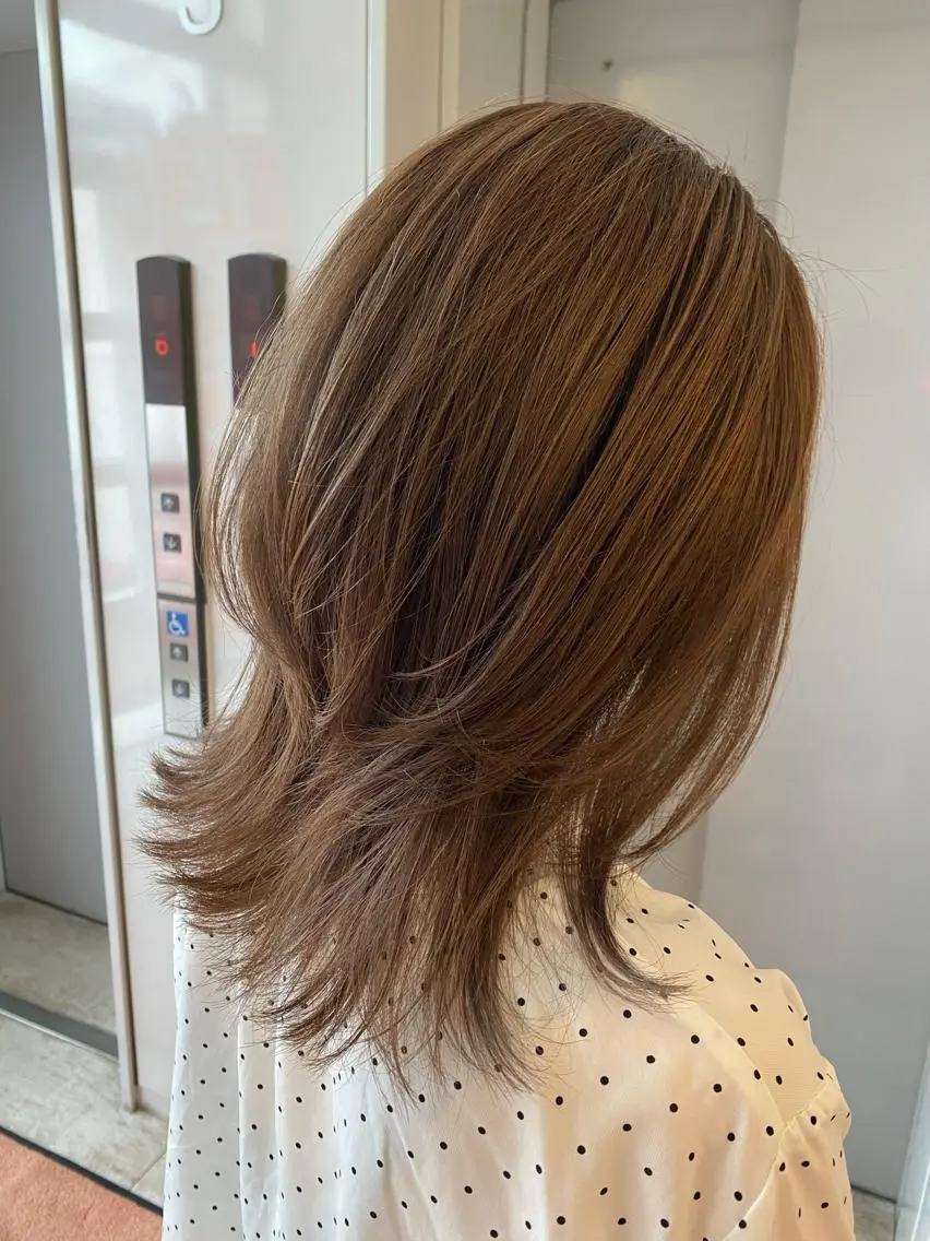 セミロング 白髪ぼかしハイライト めさきすずなのヘアスタイル