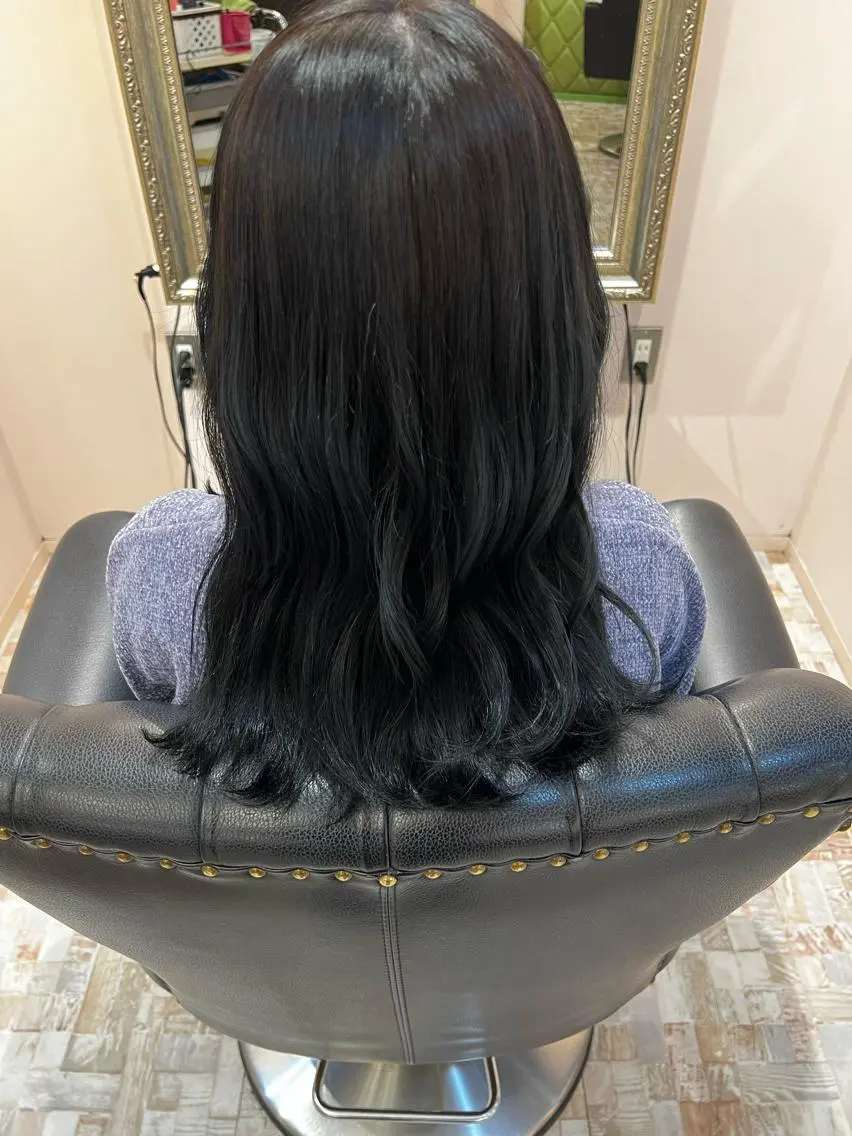 ミディアム カラー 黒髪 ブリーチ ブルーカラー ブルーブラック ブリーチなしカラー ヘアカラー トリートメント Lita KANAのヘアスタイル