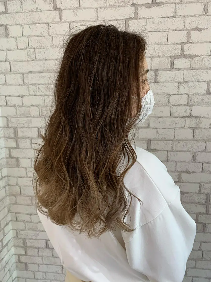 ロング レイヤーカット 特殊カラー/ブリーチ 道満ゆいなのヘアスタイル