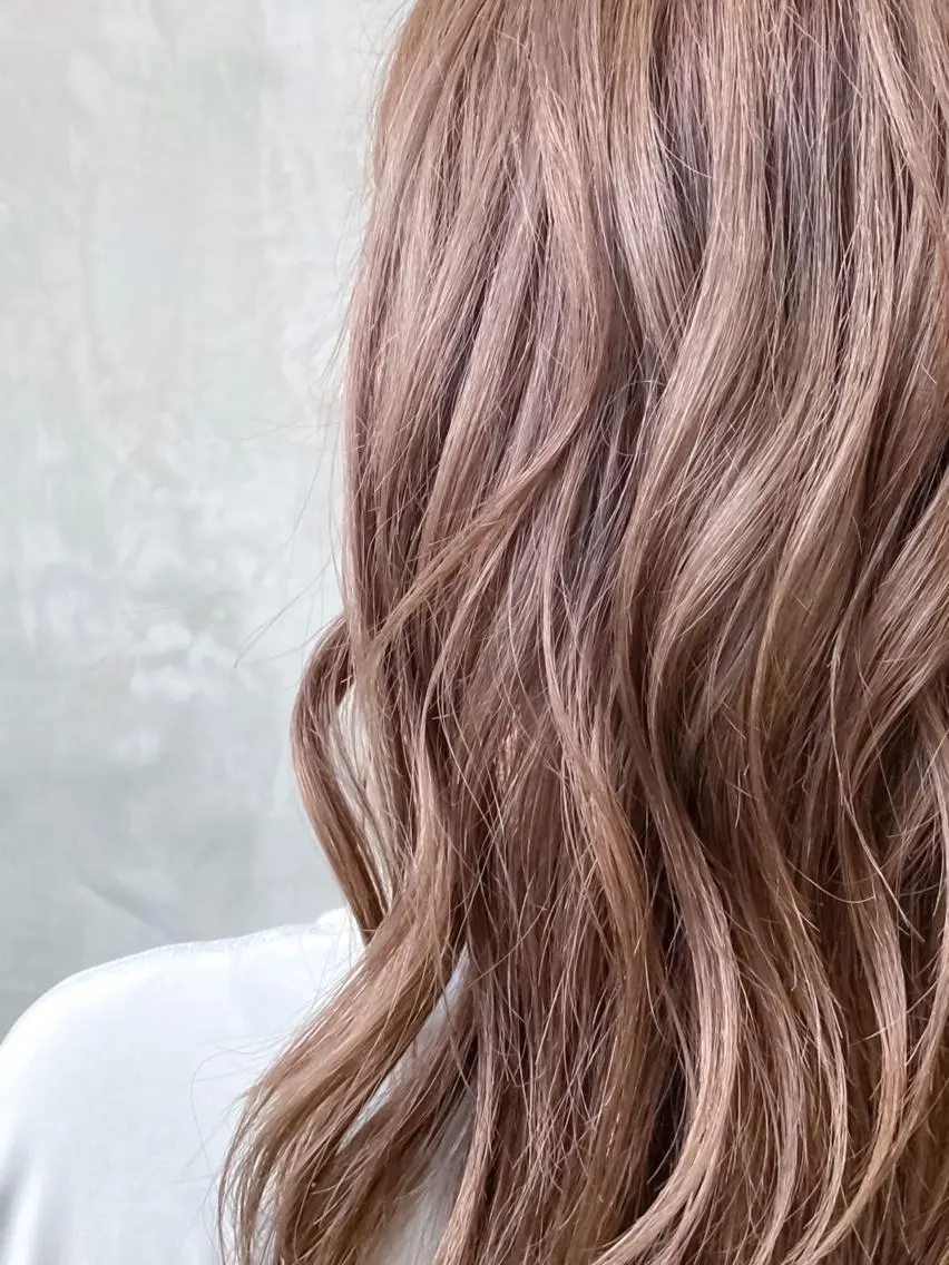セミロング カラー アッシュ ベージュカラー ミルクティーベージュ 波巻きスパイラルパー マ/シャドウパーマ駿のヘアスタイル