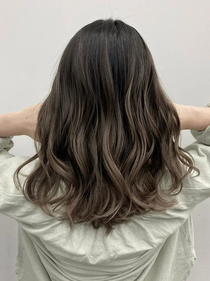 ロング ハイライト 髪質改善 レイヤーカット 縮毛矯正 トリートメント 【公式】amble luxe池袋東口🩷のヘアスタイル