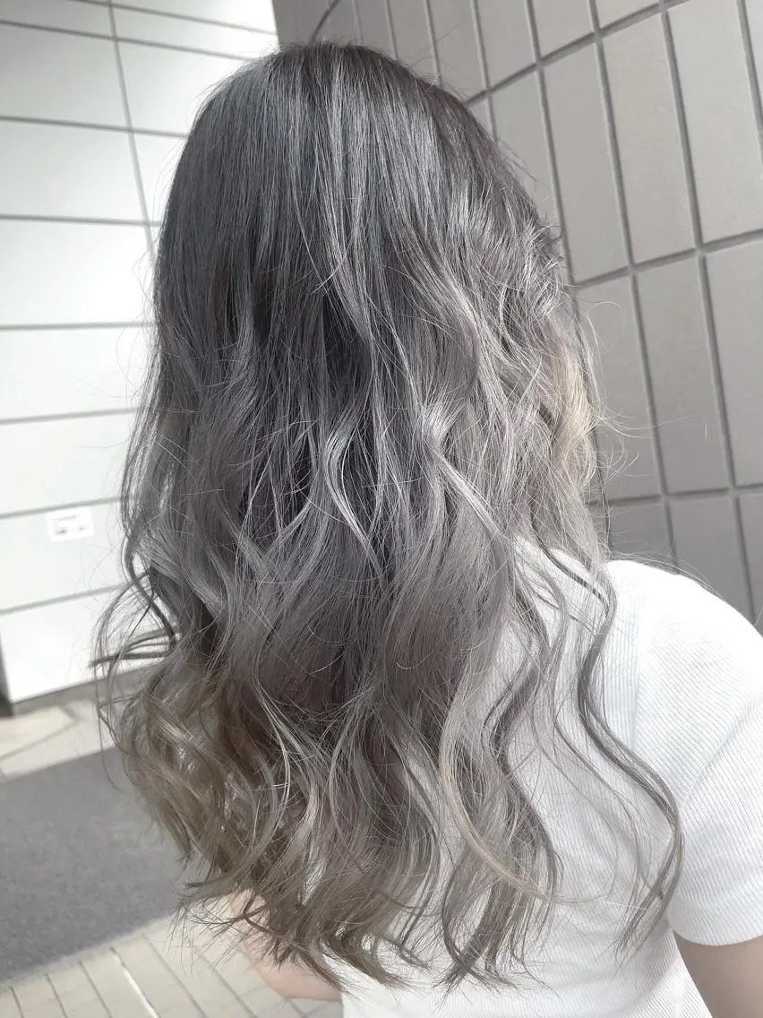 ロング カラー グラデーションカラー グレージュ シルバー ホワイトシルバー カット ヘアカラー トリートメント Zina天王寺 CHIAKIのヘアスタイル