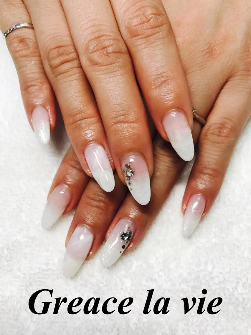 ロング カラー パーマ ヘアアレンジ キッズ ネイル マツエク・マツパ ニュアンスネイル ホワイト ニュアンスパーマ Greace  la vieのネイルデザイン