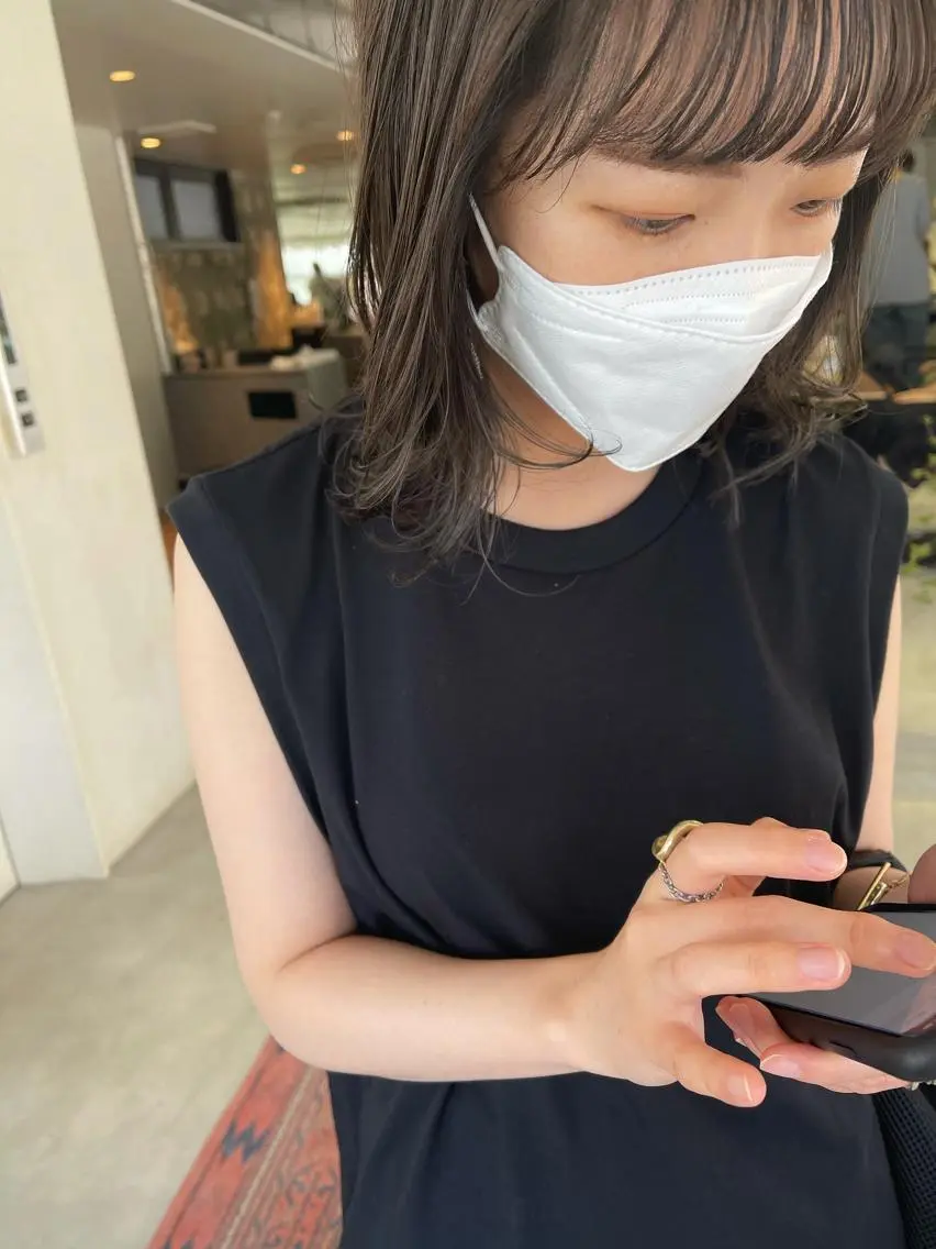 ミディアム カラー デザインカラー ハイライトカラー ハイトーンカラー ハイライト 💓パーマ，💗 レイヤーカットのヘアスタイル