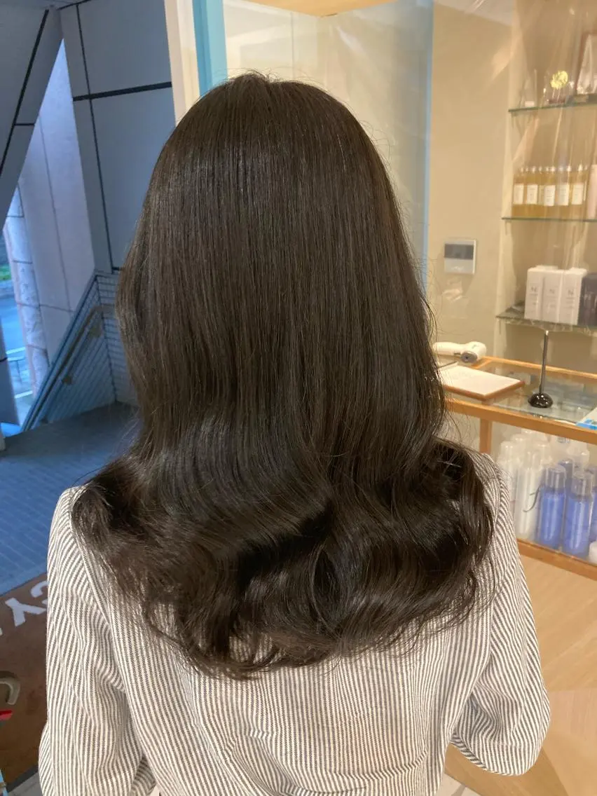 セミロング カラー 黒髪 ブルーカラー ブルーブラック ヨシンモリ 大岩 茉愉のヘアスタイル