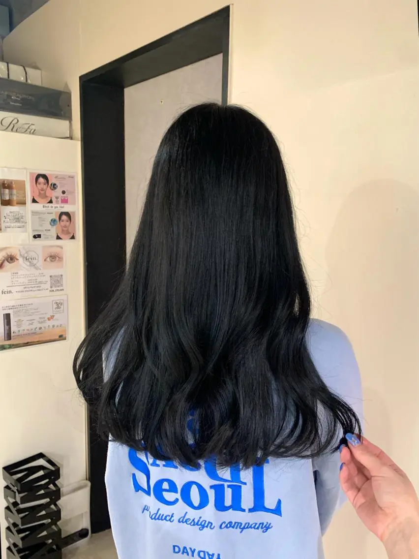 ロング カラー 黒髪 ブルーカラー ブルーブラック 韓国🎀中明度カラー リストSAKURAのヘアスタイル