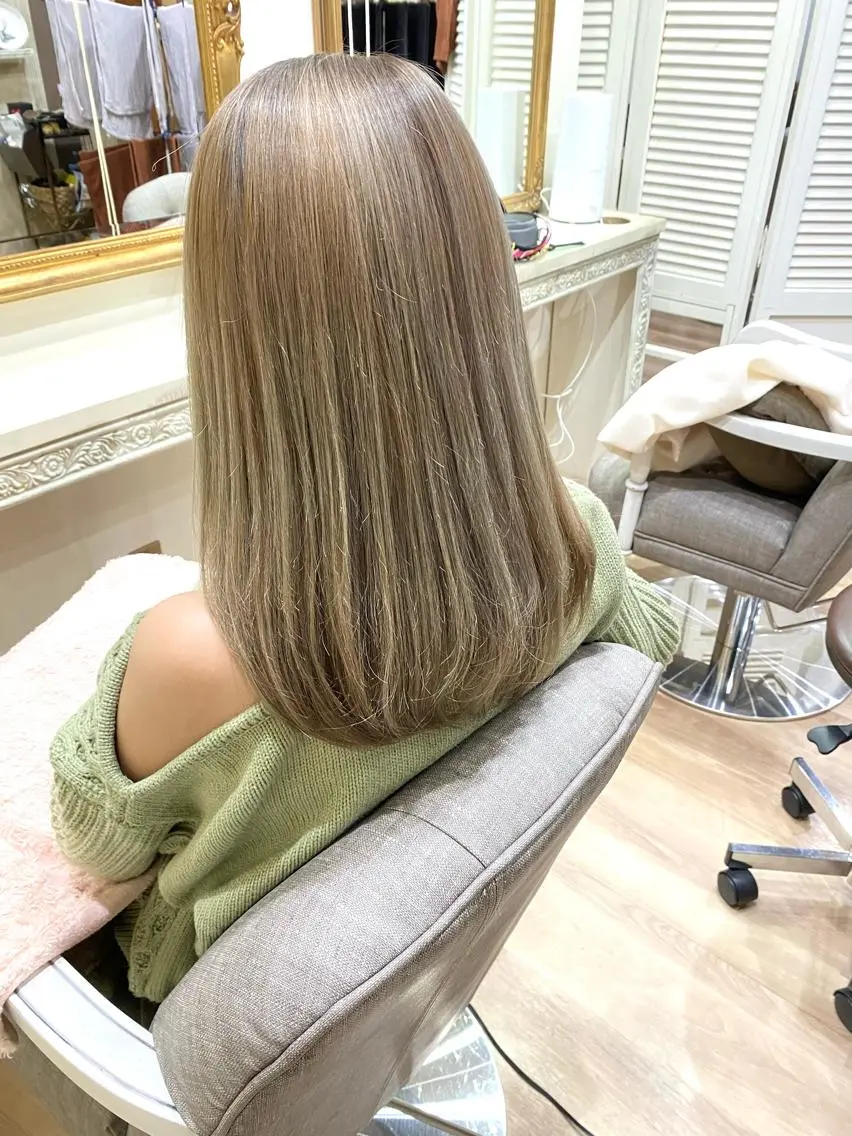 セミロング カラー ベージュカラー ブリーチ ミルクティーベージュ 東田 恋のヘアスタイル