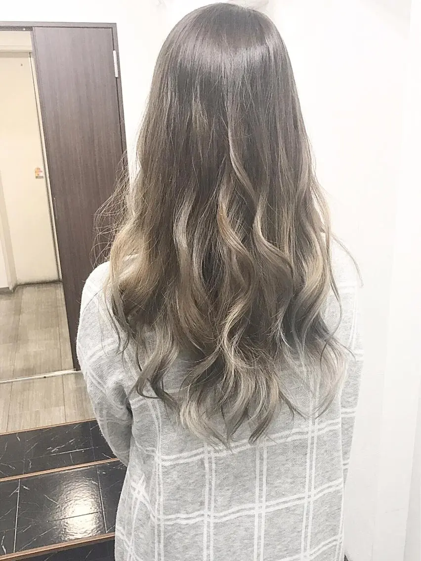 ロング カラー グラデーションカラー ヤナ マネージャーのヘアスタイル